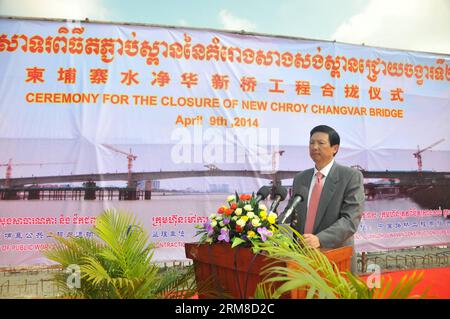 (140409) -- PHNOM PENH, 9. April 2014 (Xinhua) -- Song Xiaoguo, Wirtschaftsrat der chinesischen Botschaft in Kambodscha, spricht während der Abschlusszeremonie der neuen Chroy Changvar Brücke in Phnom Penh, Kambodscha, 9. April 2014. Die Arbeiten an der fünften Kambodscha-China-Freundschaftsbrücke, oder der neuen Chroy Changvar-Brücke, über den Tonle SAP-Fluss in der kambodschanischen Hauptstadt nähern sich dem Abschluss nach 18-monatigem Bau, sagte ein Bauunternehmer Mittwoch. (Xinhua/Li Hong) (zhf) KAMBODSCHA-PHNOM PENH-CHINA-BRIDGE PUBLICATIONxNOTxINxCHN Phnom Penh 9. April 2014 XINHUA Song Xiaoguo Wirtschaftsräte IN den Chines Stockfoto