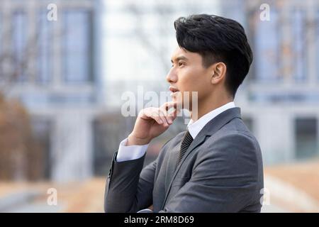 Zuversichtlich Geschäftsmann zu betrachten Stockfoto