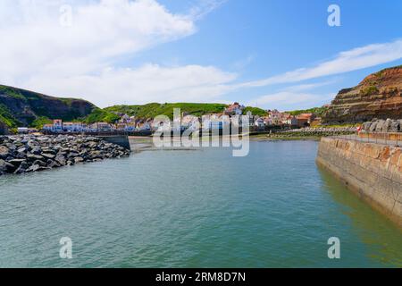 Kurz vor dem Einlaufen in den Hafen von Staithes in North Yorkshire bei Ebbe an einem Frühlingsmorgen. Stockfoto