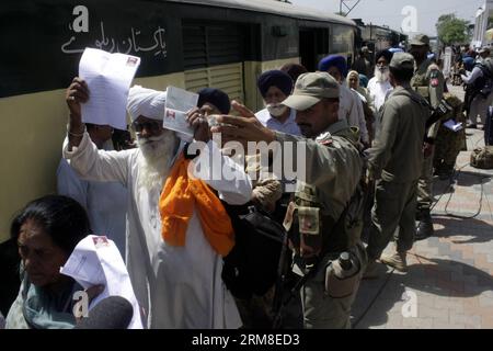 LAHORE, indische Sikh-Pilger kommen am 10. April 2014 am Wagah Railway Station im östlichen pakistanischen Lahore an, um Baisakhi oder das Sikh-Neujahr zu feiern. Sikh-Pilger aus der Welt kamen in Pakistan an, um das dreitägige Sikh Baisakhi Festival zu feiern. (Xinhua/Jamil Ahmed) PAKISTAN-LAHORE-SIKH NEUJAHR PUBLICATIONxNOTxINxCHN LAHORE Indische Sikh Pilger kommen AM 10. April 2014 AM Wagah Bahnhof in Ostpakistan S LAHORE an, um Baisakhi oder das Sikh Neujahr zu feiern Sikh Pilger aus der Welt kamen in Pakistan an, um das dreitägige Sikh Baisakhi Festival XINHUA Jamil Ahmed Pa zu feiern Stockfoto