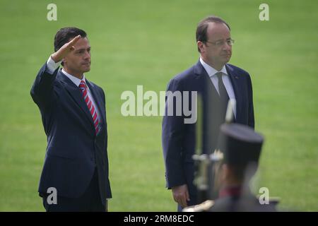 (140410) -- MEXIKO-STADT, 10. April 2014 (Xinhua) -- der mexikanische Präsident Enrique Pena Nieto (L) und der französische Präsident Francois Hollande nehmen an der offiziellen Begrüßungszeremonie für den französischen Staatschef Teil, die am 10. April 2014 in Campo Marte in Mexiko-STADT, der Hauptstadt von Mexiko, stattfand. Francois Hollande reiste für einen 2-tägigen Staatsbesuch nach Mexiko, laut der lokalen Presse. (Xinhua/Pedro Mera) (fnc) MEXIKO-MEXIKO-STADT-FRANKREICH-VISIT PUBLICATIONxNOTxINxCHN 140.410 Mexiko-Stadt 10. April 2014 XINHUA der MEXIKANISCHE Präsident Enrique Pena Nieto l und der französische Präsident Francois Hollande nehmen an der offiziellen Begrüßungszeremonie Teil Stockfoto