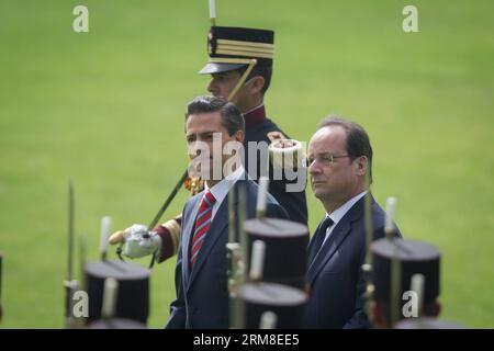 (140410) -- MEXIKO-STADT, 10. April 2014 (Xinhua) -- der mexikanische Präsident Enrique Pena Nieto (Front L) und der französische Präsident Francois Hollande (R) nehmen am 10. April 2014 an der offiziellen Begrüßungszeremonie des französischen Führers in Campo Marte in Mexiko-STADT, der Hauptstadt Mexikos, Teil. Francois Hollande reiste für einen 2-tägigen Staatsbesuch nach Mexiko, laut der lokalen Presse. (Xinhua/Pedro Mera) (fnc) MEXIKO-MEXIKO-STADT-FRANKREICH-VISIT PUBLICATIONxNOTxINxCHN 140.410 Mexiko-STADT 10. April 2014 XINHUA MEXIKANISCHER Präsident Enrique Pena Nieto Front l und französischer Präsident Francois Hollande r nehmen an der Veranstaltung Teil Stockfoto
