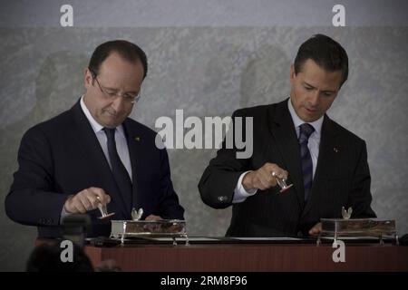 Der mexikanische Präsident Enrique Pena Nieto (R) und der französische Präsident Francois Hollande leiten am 11. April 2014 die Zeremonie der Annullierung des Briefmarkenbegegnens zwischen Frankreich und Mexiko im Hauptquartier des Außenministeriums in Mexiko-Stadt, der Hauptstadt Mexikos. Francois Hollande ist in Mexiko zu einem zweitägigen offiziellen Besuch. (Xinhua/Alejandro Ayala) (jg) (fnc) MEXIKO-MEXIKO-STADT-FRANKREICH-BESUCH PUBLICATIONxNOTxINxCHN MEXIKANISCHER Präsident Enrique Pena Nieto r und französischer Präsident Francois Hollande anlässlich der Zeremonie der Annullierung des Postdenkmals St. Stockfoto