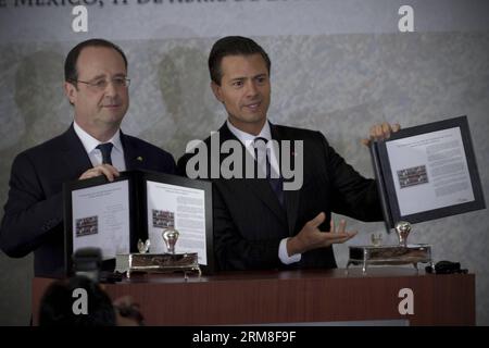 Der mexikanische Präsident Enrique Pena Nieto (R) und der französische Präsident Francois Hollande leiten am 11. April 2014 die Zeremonie der Annullierung des Briefmarkenbegegnens zwischen Frankreich und Mexiko im Hauptquartier des Außenministeriums in Mexiko-Stadt, der Hauptstadt Mexikos. Francois Hollande ist in Mexiko zu einem zweitägigen offiziellen Besuch. (Xinhua/Alejandro Ayala) (jg) (fnc) MEXIKO-MEXIKO-STADT-FRANKREICH-BESUCH PUBLICATIONxNOTxINxCHN MEXIKANISCHER Präsident Enrique Pena Nieto r und französischer Präsident Francois Hollande anlässlich der Zeremonie der Annullierung des Postdenkmals St. Stockfoto