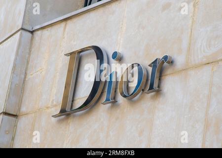 Logo des Unternehmens DIOR im Geschäft. Kiew, Ukraine - 15. Juli 2023. Stockfoto