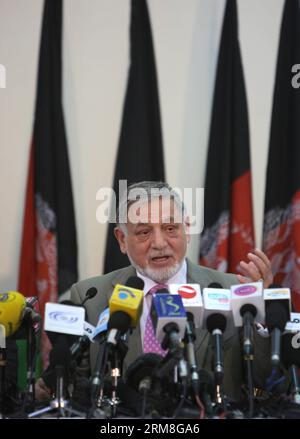 (140413) -- KABUL, 13. April 2014 (Xinhua) -- der Vorsitzende der unabhängigen afghanischen Wahlkommission (IEC) Ahmad Yousuf Nouristani spricht während einer Pressekonferenz in Kabul, Afghanistan am 13. April 2014. Der afghanische Präsidentschaftskandidat Dr. Abdullah Abdullah führte bei den am Sonntag vom Wahlgremium des Landes angekündigten Teilergebnissen an. (Xinhua/Ahmad Massoud) AFGHANISTAN-KABUL-ELECTION-VOTE-COUNT PUBLICATIONxNOTxINxCHN KABUL 13. April 2014 XINHUA Vorsitzender der unabhängigen afghanischen WAHLKOMMISSION IEC Ahmad Yousuf spricht auf einer Pressekonferenz in Kabul Afghanistan AM 1. April Stockfoto