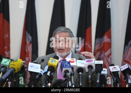 (140413) -- KABUL, 13. April 2014 (Xinhua) -- der Vorsitzende der unabhängigen afghanischen Wahlkommission (IEC) Ahmad Yousuf Nouristani spricht während einer Pressekonferenz in Kabul, Afghanistan am 13. April 2014. Der afghanische Präsidentschaftskandidat Dr. Abdullah Abdullah führte bei den am Sonntag vom Wahlgremium des Landes angekündigten Teilergebnissen an. (Xinhua/Ahmad Massoud) AFGHANISTAN-KABUL-ELECTION-VOTE-COUNT PUBLICATIONxNOTxINxCHN KABUL 13. April 2014 XINHUA Vorsitzender der unabhängigen afghanischen WAHLKOMMISSION IEC Ahmad Yousuf spricht auf einer Pressekonferenz in Kabul Afghanistan AM 1. April Stockfoto