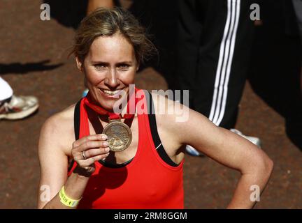 (140413) -- LONDON, 13. April 2014 (Xinhua) -- die BBC-Nachrichtenmoderatorin Sophie Raworth posiert, nachdem sie am 13. April 2014 die Ziellinie des London Marathon 2014 in London überquert hat. Sophie Raworth beendete den Lauf in der Club-, Charity- und Stimmrechtsgruppe mit 3 Stunden 48 Minuten und 2 Sekunden. (Xinhua/Yin Gang) (SP)GROSSBRITANNIEN-LONDON-MARATHON PUBLICATIONxNOTxINxCHN London 13. April 2014 XINHUA BBC News Presenter Sophie Raworth posiert nach dem Überqueren der Ziellinie des London Marathon 2014 in London Großbritannien AM 13. April 2014 Sophie Raworth beendete den Lauf in der Club Charity and Ballot Group mit 3 Stunden 48 Stockfoto