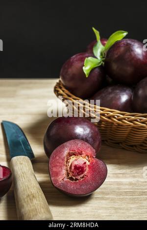 Pflaumen gehören eigentlich zur gleichen Familie wie Aprikosen, Pfirsiche und Nektarinen. Tatsächlich bieten sie viel mehr Vielfalt als alle anderen Steinobst in Stockfoto