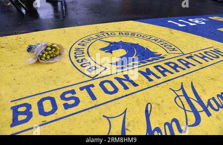 (140415) -- BOSTON, 15. April 2014 (Xinhua) -- an der Stelle, an der Explosionen während des Boston Marathons 2013 in Boston, Massachusetts, USA, 15. April, 2014. in Rucksäcken nahe der Ziellinie des Boston Marathon platzierte Doppelbomben töteten am 15. April 2013 drei Personen und verletzten mehr als 260 Personen. (Xinhua/Yin Bogu) US-BOSTON-MARATHON-BOMBENANSCHLAG-MEMORIAL PUBLICATIONxNOTxINxCHN Stockfoto