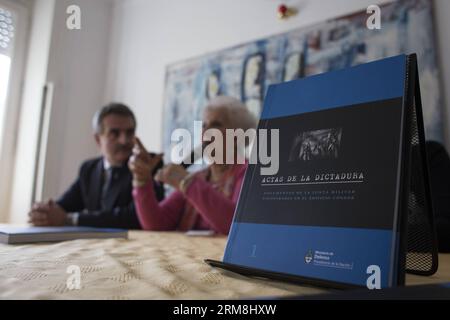 (140415) -- BUENOS AIRES, 15. April 2014 (Xinhua) -- Estela de Carlotto (R), Präsidentin der Nichtregierungsorganisation Grandmothers of Plaza de Mayo, spricht während einer gemeinsamen Konferenz mit dem argentinischen Verteidigungsminister Agustin Rossi (L) und der Direktorin für Menschenrechte des Verteidigungsministeriums Stella Segado (nicht abgebildet) in Buenos Aires, Hauptstadt Argentiniens, am 15. April 2014. Auf der Konferenz soll die Druckausgabe von 280 Aufzeichnungen aus der letzten Militärdiktatur vorgestellt werden, die Ende 2013 gegründet wurden. (Xinhua/Martin Zabala) ARGENTINIEN-BUENOS AIRE Stockfoto