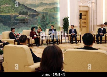 (140416) -- PEKING, 16. April 2014 (Xinhua) -- Yu Zhengsheng (3. L, zurück), Vorsitzender des Nationalen Komitees der Politischen Konsultativkonferenz des chinesischen Volkes, trifft sich mit gewerkschaftsvertretern aus Südostchina und Taiwan in Peking, Hauptstadt Chinas, 16. April 2014. (Xinhua/Liu Weibing) (wjq) CHINA-BEIJING-YU ZHENGSHENG-TAIWAN-MEETING (CN) PUBLICATIONxNOTxINxCHN Peking 16. April 2014 XINHUA Yu Zheng Sheng 3. L Back Vorsitzender des Nationalen Komitees der chinesischen Prominenten S Political Consultative Conference trifft sich mit Gewerkschaftsvertretern aus Südostchina Stockfoto