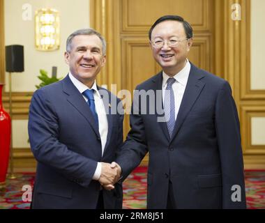 (140416) -- PEKING, 16. April 2014 (Xinhua) -- der chinesische Staatsrat Yang Jiechi (R) trifft am 16. April 2014 in Peking, der Hauptstadt Chinas, mit Rustam Minnikhanov, dem Präsidenten der Russischen republik Tatarstan. (Xinhua/Xie HUANCHI) (zc) CHINA-PEKING-YANG JIECHI-TATARSTAN PRÄSIDENTENTREFFEN (CN) PUBLICATIONxNOTxINxCHN Peking 16. April 2014 XINHUA chinesische Staatsräte Yang Jiechi r treffen sich mit Rustam Präsident der Russischen Republik Tatarstan in Peking Hauptstadt Chinas 16. April 2014 XINHUA XYUCHATCHIxCHIANCHIANCHIN Präsident von Peking Stockfoto