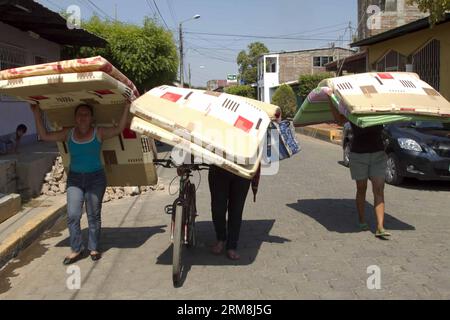 NAGAROTE, 15. April 2014 -- Menschen, die von Erdbeben betroffen sind, tragen am 15. April 2014 Matratzen, die ihnen in der Stadt Nagarote im Departement Leon, Nicaragua, gegeben wurden. Die nicaraguanische Regierung begann am Montag mit der Reparatur oder Verbesserung der 2.354 Häuser, die von den starken Erdbeben der letzten Woche betroffen waren. (Xinhua/John Bustos)(ctt) NICARAGUA-NAGAROTE-UMWELT-ERDBEBEN PUBLICATIONxNOTxINxCHN NAGAROTE 15. April 2014 Berühmtheiten, die von Erdbeben betroffen sind, tragen Matratzen, die IHNEN in der NAGAROTE Stadt Leon Department Nicaragua AM 15. April 2014 gegeben wurden Stockfoto