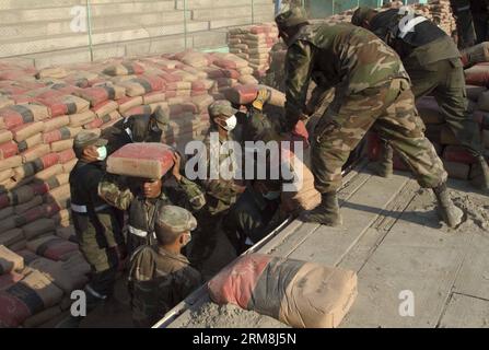 NAGAROTE, 15. April 2014 - Soldaten laden am 15. April 2014 in der Stadt Nagarote im Departamento Leon in Nicaragua einen LKW mit Baumaterialien als Hilfe für die von Erdbeben betroffenen Menschen. Die nicaraguanische Regierung begann am Montag mit der Reparatur oder Verbesserung der 2.354 Häuser, die von den starken Erdbeben der letzten Woche betroffen waren. (Xinhua/John Bustos)(ctt) NICARAGUA-NAGAROTE-ENVIRONMENT-EARTHQUAKE PUBLICATIONxNOTxINxCHN NAGAROTE 15. April 2014 Soldaten Laden einen LKW mit Baumaterial als Hilfe für die Berühmtheiten, die in den letzten Tagen von Erdbeben betroffen waren, in NAGAROTE Stadt Leon Department Ni Stockfoto