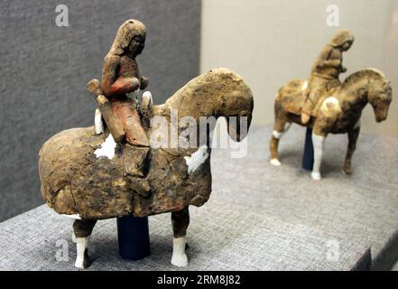 (140416) -- YANGZHOU, April 16, 2014 (Xinhua) -- Colored rider figurines are displayed at an exhibition showcasing relics unearthed from the tomb of Emperor Yang of Sui Dynasty (581-618) and his queen, in Yangzhou Museum, Yangzhou, east China s Jiangsu Province, April 16, 2014. The three-month-long exhibition opened here on Wednesday. Yang Guang, the second and last monarch of the short-lived Sui Dynasty, was killed during a mutiny in 618 A.D., which marked the end of the dynasty. (Xinhua/Zhao Jun) (hdt) CHINA-JIANGSU-YANGZHOU-CULTURAL RELICS-EXHIBITION (CN) PUBLICATIONxNOTxINxCHN   Yang Zhou Stock Photo