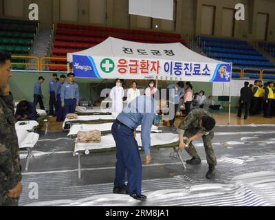 (140416) -- JINDO, April 16, 2014 (Xinhua) -- Workers prepare beds for missing passengers s relatives in Jindo, South Korea. A passenger ship with 462 people aboard, mostly high school students, sank in waters off South Korea s southwest coast Wednesday morning, leaving at least four people dead and 284 others missing, local media reported citing the central disaster and safety countermeasures headquarters. (Xinhua/Song Chengfeng) (srb) SOUTH KOREA-JINDO-ACCIDENT-BOAT PUBLICATIONxNOTxINxCHN   April 16 2014 XINHUA Workers prepare Beds for Missing Passengers S Relatives in  South Korea a Passeng Stock Photo