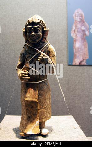 (140416) -- YANGZHOU, April 16, 2014 (Xinhua) -- A warrior figurine is displayed at an exhibition showcasing relics unearthed from the tomb of Emperor Yang of Sui Dynasty (581-618) and his queen, in Yangzhou Museum, Yangzhou, east China s Jiangsu Province, April 16, 2014. The three-month-long exhibition opened here on Wednesday. Yang Guang, the second and last monarch of the short-lived Sui Dynasty, was killed during a mutiny in 618 A.D., which marked the end of the dynasty. (Xinhua/Zhao Jun) (hdt) CHINA-JIANGSU-YANGZHOU-CULTURAL RELICS-EXHIBITION (CN) PUBLICATIONxNOTxINxCHN   Yang Zhou April Stock Photo