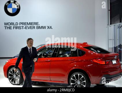 (140416) -- NEW YORK, 16. April 2014 (Xinhua) -- Ian Robertson, Sales Chief von BMW, stellt ein BMW Concept X4 Auto während des Pressetages der New York International Auto Show 2014 in New York, USA, am 16. April 2014 vor. Der neueste Neuzugang der X-Familie, der BMW Concept X4, wurde auf der New York International Auto Show 2014 vorgestellt, die vom 18. Bis 27. April für die Öffentlichkeit geöffnet ist. (Xinhua/Wang Lei) US-NEW YORK-INTERNATIONAL AUTO SHOW-PRESS DAY-BMW X4 PUBLICATIONxNOTxINxCHN New York 16. April 2014 XINHUA Ian Robertson Sales Chief von BMW stellt ein BMW Concept Car während des Pressetages von vor Stockfoto