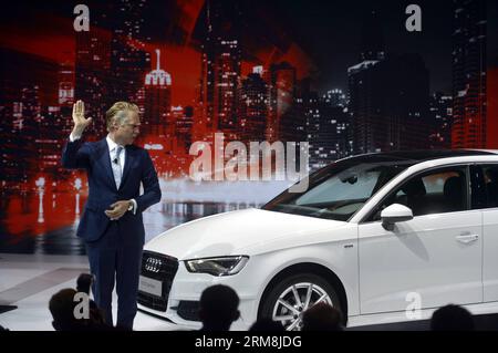 (140416) -- NEW YORK, 16. April 2014 (Xinhua) -- Scott Keogh, Präsident von Audi of America, stellt den neuen Audi A3 Sportback TDI am Pressetag der New York International Auto Show 2014 in New York, USA, am 16. April 2014 vor. Die New York International Auto Show 2014 ist vom 18. Bis 27. April für die Öffentlichkeit geöffnet. (Xinhua/Wang Lei) US-NEW YORK-INTERNATIONAL AUTO SHOW-PRESS DAY-AUDI PUBLICATIONxNOTxINxCHN New York 16. April 2014 XINHUA Scott KEOGH Präsident von Audi of America stellt den neuen Audi Audi A3 Sportback TDI während des Pressetages des New York International Car 2014 vor Stockfoto