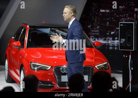 (140416) -- NEW YORK, 16. April 2014 (Xinhua) -- Scott Keogh, Präsident von Audi of America, stellt den neuen Audi A3 Sportback TDI am Pressetag der New York International Auto Show 2014 in New York, USA, am 16. April 2014 vor. Die New York International Auto Show 2014 ist vom 18. Bis 27. April für die Öffentlichkeit geöffnet. (Xinhua/Wang Lei) US-NEW YORK-INTERNATIONAL AUTO SHOW-PRESS DAY-AUDI PUBLICATIONxNOTxINxCHN New York 16. April 2014 XINHUA Scott KEOGH Präsident von Audi of America stellt den neuen Audi Audi A3 Sportback TDI während des Pressetages des New York International Car 2014 vor Stockfoto