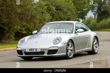 Whittlebury, Northants, UK -26. August 2023: 2009 Silber Porsche 911 Carrera Auto auf einer englischen Landstraße Stockfoto