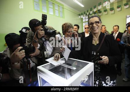 (140417) -- ALGIER, 17. April 2014 (Xinhua) -- die algerische Präsidentschaftskandidatin und Vorsitzende der Arbeiterpartei Louisa Hanoune (1. R) gibt ihre Stimme am 17. April 2014 in Algier, der Hauptstadt Algeriens, ab. Am Donnerstag eröffneten die Wahllokale in Algerien, als rund 23 Millionen registrierte Wähler ihre Stimmzettel abgaben, um ihren nächsten Präsidenten bei den fünften Präsidentschaftswahlen in Nordafrika seit der Verabschiedung des Plural-Party-Systems im Jahr 1989 zu wählen. (Xinhua) ALGERIEN-ALGIER-ELECTION-VOTING-LOUISA HANOUNE PUBLICATIONxNOTxINxCHN Algier April 17 2014 XINHUA algerischer Präsidentschaftskandidat und Führer von Stockfoto