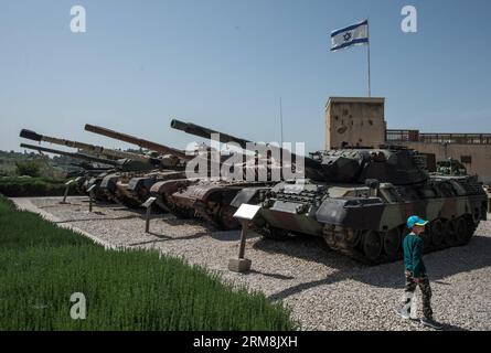 LATRUN, 16. April 2014 (Xinhua) – Ein Junge wird in der Nähe von gepanzerten Fahrzeugen gesehen, die am 16. April 2014 in Yad La Shiryon Latrun, einer Gedenkstätte und dem Panzerkorps-Museum in Latrun, etwa 30 km westlich von Jerusalem, ausgestellt sind. Als eines der vielfältigsten Panzerfahrzeugmuseen der Welt zeigt Yad La Shiryon Latrun eine Reihe von über 150 Panzerfahrzeugen. Während des Passahfestes, eines wichtigen jüdischen Festivals, das vom 14. Bis 21. April dieses Jahres aus der Bibel stammt, können Museen in ganz Israel kostenlos besucht werden. (Xinhua/Li Rui) MIDEAST-LATRUN-PASSOVER-FREIES MUSEUM MIT BESUCH VON PUBLICATIONxNOTxINxCHN L Stockfoto