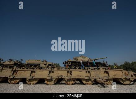 LATRUN, 16. April 2014 (Xinhua) -- Besucher laufen am 16. April 2014 auf der Gillois-Brücke und dem Fährsystem in Yad La Shiryon Latrun, Gedenkstätte und dem Panzerkorps-Museum in Latrun, etwa 30 km westlich von Jerusalem. Als eines der vielfältigsten Panzerfahrzeugmuseen der Welt zeigt Yad La Shiryon Latrun eine Reihe von über 150 Panzerfahrzeugen. Während des Passahfestes, eines wichtigen jüdischen Festivals, das vom 14. Bis 21. April dieses Jahres aus der Bibel stammt, können Museen in ganz Israel kostenlos besucht werden. (Xinhua/Li Rui) MIDEAST-LATRUN-PASSOVER-FREIES MUSEUM MIT BESUCH VON PUBLICATIONxNOTxINxC Stockfoto