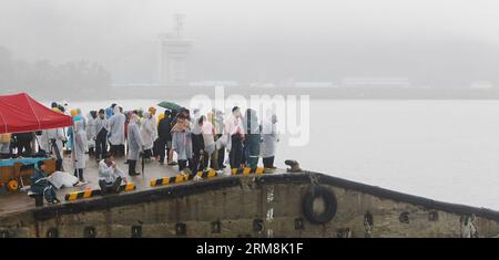 Verwandte vermisster Passagiere an Bord des versunkenen Schiffes Sewol warten auf die Rettungsnachrichten in Jindo, Südkorea, 18. April 2014. Am Freitag gelang es der südkoreanischen Küstenwache und den Tauchern der Marine, in den Rumpf einer versunkenen Fähre einzusteigen, zwei Tage nachdem das Schiff, das 475 Menschen, hauptsächlich High School-Schüler, vor der Südwestküste des Landes beförderte, gekentert war. 28 Menschen bestätigten, dass sie tot waren und 268 weitere vermisst wurden. Die Zahl der geretteten Menschen blieb unverändert bei 179. (Xinhua/Yao Qilin) (zjl) SÜDKOREA-JINDO-UNFALLBOOT PUBLICATIONxNOTxINxCHN Verwandte vermisster Passagiere an Bord des versunkenen Schiffes Wait Stockfoto