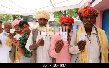 Die Wähler warten auf die Wahl während der indischen parlamentswahlen in einem Wahllokal in Bhopal am 17. April 2014. (Xinhua/Stringer) INDISCHE PARLAMENTSWAHLEN PUBLICATIONxNOTxINxCHN Wähler warten auf die Abfassung DER Stimmzettel während der PARLAMENTSWAHLEN in Indien in einer Wahlstation in Bhopal 17. April 2014 XINHUA Stringer Indische PARLAMENTSWAHLEN PUBLICATIONxNOTxINxCHN Stockfoto