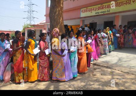 Die Wähler warten auf die Wahl während der indischen parlamentswahlen in einem Wahllokal in Ranchi am 17. April 2014. (Xinhua/Stringer) INDISCHE PARLAMENTSWAHLEN PUBLICATIONxNOTxINxCHN Wähler Warten auf die Abfassung DER Stimmzettel während der PARLAMENTSWAHLEN in Indien in einer Wahlstation in Ranchi 17. April 2014 XINHUA Stringer Indische PARLAMENTSWAHLEN PUBLICATIONxNOTxINxCHN Stockfoto