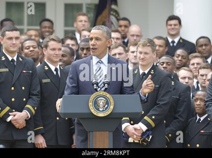 US-Präsident Barack Obama spricht während der Präsentation der Commander-in-Chief Trophy vor dem US Naval Academy Football Team im Weißen Haus in Washington am 18. April 2014. (Xinhua/Bao Dandan) US-WASHINGTON-OBAMA-NAVY-FUSSBALLTEAM PUBLICATIONxNOTxINxCHN US-Präsident Barack Obama spricht während der PRÄSENTATION der Commander in Chief Trophy vor dem US Naval Academy Football Team IM Weißen Haus in Washington 18. April 2014 XINHUA Bao Dandan U.S. Washington Obama Navy Football Team PUBLICATIONxNOTxINxCHN Stockfoto