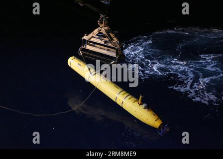 CANBERRA, April 2014 - das australische Verteidigungsministerium hat am 18. April 2014 ein Foto veröffentlicht, in dem gezeigt wird, dass das Phoenix International Autonomous Underwater Vehicle (AUV) Artemis auf der Seite des australischen Verteidigungsschiffs Ocean Shield auf der Suche nach dem fehlenden Flug der Malaysia Airlines MH370 gekrant ist. Das Koordinierungszentrum der Gemeinsamen Agentur (JACC) bestätigte in seiner letzten Aktualisierung am 20. April, dass etwa 50 Prozent des fokussierten Unterwassersuchgebiets durchsucht wurden und bislang keine Kontakte von Interesse gefunden wurden. (Xinhua) AUSTRALIA-MH370 FLUGSUCHE PUBLICATIONxNOTxINxCHN Canberra April 201 Stockfoto