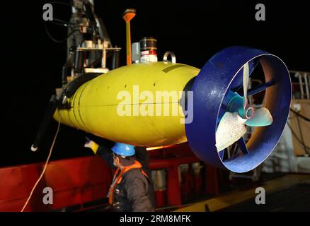 CANBERRA, April 2014 - das australische Verteidigungsministerium hat am 18. April 2014 ein Foto veröffentlicht, das zeigt, dass die Phoenix International Autonomous Underwater Vehicle (AUV) Artemis auf der Seite des australischen Verteidigungsschiffs Ocean Shield auf der Suche nach dem fehlenden Flug der Malaysia Airlines MH370 gekrant ist. Das Koordinierungszentrum der Gemeinsamen Agentur (JACC) bestätigte in seiner letzten Aktualisierung am 20. April, dass etwa 50 Prozent des fokussierten Unterwassersuchgebiets durchsucht wurden und bislang keine Kontakte von Interesse gefunden wurden. (Xinhua) AUSTRALIA-MH370 FLUGSUCHE PUBLICATIONxNOTxINxCHN Canberra Stockfoto