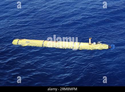 CANBERRA, April 2014 - das australische Verteidigungsministerium hat am 17. April 2014 ein Foto veröffentlicht, in dem gezeigt wird, dass das Phoenix International Autonomous Underwater Vehicle (AUV) Artemis seinen Tauchgang auf der Suche nach dem vermissten Malaysia Airlines Flug MH370 beginnt. Das Koordinierungszentrum der Gemeinsamen Agentur (JACC) bestätigte in seiner letzten Aktualisierung am 20. April, dass etwa 50 Prozent des fokussierten Unterwassersuchgebiets durchsucht wurden und bislang keine Kontakte von Interesse gefunden wurden. (Xinhua) AUSTRALIA-MH370 FLIGHT-SEARCH PUBLICATIONxNOTxINxCHN Canberra April 2014 Foto veröffentlicht von der australischen Verteidigung Dep Stockfoto