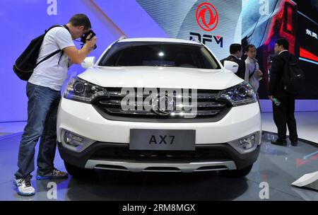 (140420) -- PEKING, 20. April 2014 (Xinhua) -- Ein Besucher macht ein Foto von Dongfeng AX7 Sport Utility Vehicle während der Medienvorschau der Beijing International Automotive Exhibition 2014 in Peking, China, 20. April 2014. Die Autoshow findet vom 21. Bis 29. April statt und zieht über 2.000 Aussteller aus 14 Ländern und Regionen an. (Xinhua/Chen Yehua) (hdt) CHINA-BEIJING-AUTO-AUSSTELLUNG (CN) PUBLICATIONxNOTxINxCHN Peking 20. April 2014 XINHUA ein Besucher macht ein Foto von Dongfeng Sports Utility Vehicle während der Medienvorschau der Beijing International Automotive Exhibition 2014 in Peking Stockfoto