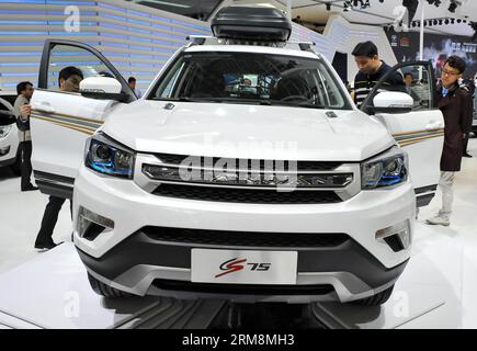 (140420) -- PEKING, 20. April 2014 (Xinhua) -- Ein Changan CS 75 Sport Nutzfahrzeug wird während der Medienvorschau der Beijing International Automotive Exhibition 2014 in Peking, China, am 20. April 2014 gezeigt. Die Autoshow findet vom 21. Bis 29. April statt und zieht über 2.000 Aussteller aus 14 Ländern und Regionen an. (Xinhua/Chen Yehua) (hdt) CHINA-BEIJING-AUTO-AUSSTELLUNG (CN) PUBLICATIONxNOTxINxCHN Peking 20. April 2014 XINHUA ein Changan CS 75 Sports Utility Vehicle WIRD während der Medienvorschau der Beijing International Automotive Exhibition 2014 in Peking China am 20. April 2014 gezeigt Stockfoto