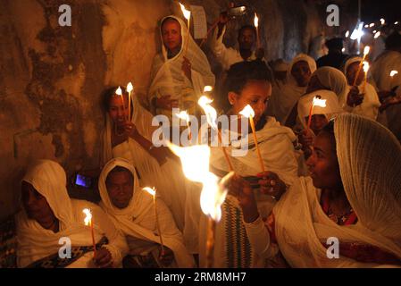 JERUSALEM, 19. April 2014 – Äthiopisch-orthodoxe christliche Gläubige zünden Kerzen an und beten während der Zeremonie des Heiligen Feuers im Deir Al-Sultan, der äthiopischen Sektion der Grabeskirche in der Altstadt von Jerusalem, am 19. April 2014. (Xinhua/Muammar Awad) MIDEAST-JERUSALEM-ORTHODOXES CHRISTENTUM-HEILIGES FEUER ZEREMONIE PUBLICATIONxNOTxINxCHN Jerusalem 19. April 2014 Äthiopisch-orthodoxe christliche Anbeter Lichte Kerzen und beten während der Heiligen Feuerzeremonie IM Deir Al Sultan, der äthiopischen Sektion der Grabeskirche in der Altstadt von Jerusalem AM 19. April 201 Stockfoto