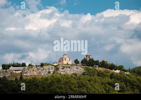 Das Kloster Hercegovacka Gracanica auf dem historischen Hügel Crkvina von Trebinje ist eine Kopie des Klosters Gracanica im Kosovo, Bosnien und Herzegowina Stockfoto