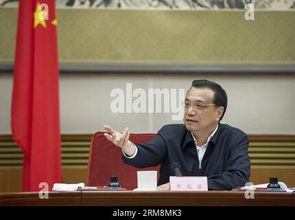 (140420) -- PEKING, 20. April 2014 (Xinhua) -- der chinesische Premierminister Li Keqiang führt den Vorsitz bei einer Sitzung der staatlichen Energiekommission in Peking, der Hauptstadt Chinas, am 18. April 2014. (Xinhua/Huang Jingwen) (wf) CHINA-BEIJING-LI KEQIANG-CONFERENCE (CN) PUBLICATIONxNOTxINxCHN Peking 20. April 2014 XINHUA chinesischer Ministerpräsident verließ Keqiang-Vorsitz während einer Sitzung der staatlichen Energiekommission in Peking Hauptstadt Chinas 18. April 2014 XINHUA Huang Jingwen WF China Peking verließ NOqiang-Konferenz KeICATCHINNCHUxBLN Stockfoto