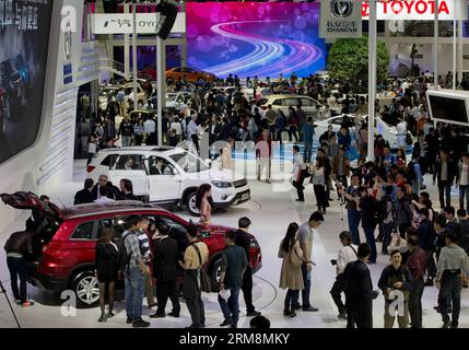 (140420) -- PEKING, 20. April 2014 (Xinhua) -- Menschen sehen Fahrzeuge während der Medienvorschau der Beijing International Automotive Exhibition 2014 in Peking, China, 20. April 2014. Die Autoshow findet vom 21. Bis 29. April statt und zieht über 2.000 Aussteller aus 14 Ländern und Regionen an. (Xinhua/Shen Bohan) (hdt) CHINA-BEIJING-AUTO-EXHIBITION (CN) PUBLICATIONxNOTxINxCHN Peking 20. April 2014 XINHUA Prominente FAHRZEUGE ansehen während der Medienvorschau der Beijing International Automotive Exhibition 2014 in Peking China 20. April 2014 die Car Show wird Hero AM 21. April 29 sein und Ove anziehen Stockfoto