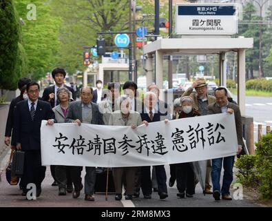 (140421) -- TOKIO, 21. April 2014 (Xinhua) -- Vertreter von Bürgern Tokios gehen zu einem Bezirksgericht, um ein Gerichtsverfahren gegen den japanischen Premierminister Shinzo Abe in Tokio, Japan, 21. April 2014 einzuleiten. Mehr als 270 Bürger Tokios forderten am Montag das Bezirksgericht Tokio auf, Shinzo Abes Besuch im Yasukuni-Schrein für verfassungswidrig zu erklären. (Xinhua/Ma Ping) JAPAN-TOKIO-CITIZENS-COURT-SHINZO ABE PUBLICATIONxNOTxINxCHN Tokio 21. April 2014 XINHUA-Vertreter von Tokio-Bürgern gehen zu einem Bezirksgericht, um ein Gerichtsverfahren gegen den japanischen Premierminister Shinzo ABE in Tokio Japan am 21. April 2014 O einzuleiten Stockfoto
