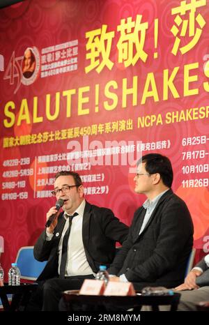 (140421) -- PEKING, 21. April 2014 (Xinhua) -- Neil Murray (L), Executive Producer des National Theatre of Scotland, spricht während eines Pressegesprächs des Salute to Shakespeare! Eine Reihe von Aufführungen zum 450. Geburtstag Shakespeares im National Center for the Performing Arts in Peking, Hauptstadt Chinas, 21. April 2014. Von Ende April bis Ende November dieses Jahres werden insgesamt acht Spiele aus verschiedenen Ländern auf die Bühne gebracht. (Xinhua/Luo Xiaoguang) (wyo) CHINA-BEIJING-PERFORMANCES-SHAKESPEARE (CN) PUBLICATIONxNOTxINxCHN Peking 21. April 2014 XINHUA Neil Murray Stockfoto