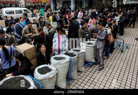 (140421) -- YA AN, 21. April 2014 (Xinhua) -- Teehändler verhandeln mit Käufern auf dem Mengshan Teemarkt im Bezirk Mingshan der Stadt Ya an, Provinz Sichuan im Südwesten Chinas, 21. April 2014. Als Kernproduktionsgebiet von Mengshan Tee wurde der Mingshan District von Ya an City Zeuge von zwei Dritteln oder 200.000 Mu (etwa 13.333 Hektar) Teegärten, die während des Erdbebens von Lushan mit einer Stärke von 7,0 im April 2013 zerstört wurden. Die Teeproduktion hier hat sich jedoch zu einer tragenden Industrie der Stadt erholt. (Xinhua/Jiang Hongjing) (lfj) CHINA-SICHUAN-YA AN-TEA INDUSTRY (CN) PUBLICATIONxNOTxINxCHN Ya bis 21. April Stockfoto