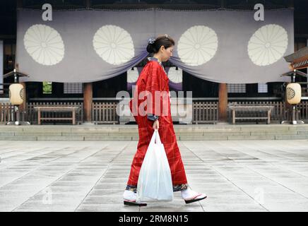 (140421) -- TOKYO, April 21, 2014 (Xinhua) -- A woman walks at Yasukuni Shrine in Tokyo, Japan, April 21, 2014. The shrine s annual spring festival is held for 3 days from Monday. (Xinhua/Stinger) JAPAN-TOKYO-YASUKUNI SHRINE-SPRING FESTIVAL PUBLICATIONxNOTxINxCHN   Tokyo April 21 2014 XINHUA a Woman Walks AT Yasukuni Shrine in Tokyo Japan April 21 2014 The Shrine S Annual Spring Festival IS Hero for 3 Days from Monday XINHUA Stinger Japan Tokyo Yasukuni Shrine Spring Festival PUBLICATIONxNOTxINxCHN Stockfoto