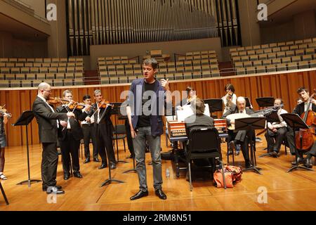 (140421) -- PEKING, 21. April 2014 (Xinhua) -- Philippe Jaroussky (C-Front), französischer Countertenor-Sänger, Proben am National Grand Theater in Peking, Hauptstadt Chinas, 21. April 2014. Das Philippe Jaroussky and Venice Baroque Orchestra Concert am Montag war Philippe’ Debüt in China. Ein Countertenor ist eine Art klassischer männlicher Singstimme, deren Stimmumfang dem des weiblichen Soprans, der Mezzosopranstimme, entspricht. (Xinhua/Zhang Yuwei) (zwy) CHINA-PEKING-PHILIPPE JAROUSSKY-DEBÜT IN CHINA(CN) PUBLICATIONxNOTxINxCHN Peking 21. April 2014 XINHUA Philippe Jaroussky C F Stockfoto