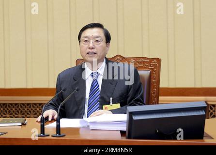 (140421) -- PEKING, 21. April 2014 (Xinhua) -- Zhang Dejiang, Vorsitzender des Ständigen Ausschusses des Nationalen Volkskongresses Chinas (NPC), leitet die Eröffnungssitzung der achten Sitzung des 12. Ständigen Ausschusses des NPC in Peking, der Hauptstadt Chinas, am 21. April 2014. (Xinhua/Zhang Duo) (zkr) CHINA-BEIJING-NPC-MEETING(CN) PUBLICATIONxNOTxINxCHN Peking 21. April 2014 XINHUA Zhang Dejiang Vorsitzender des Thing Committee of China S National Celebrities S Congress NPC Vorsitzender der Eröffnungssitzung des 12. NPC-Thing Committee in Peking Hauptstadt Chinas Stockfoto