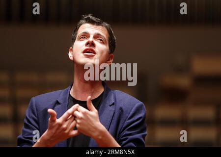 (140421) -- PEKING, 21. April 2014 (Xinhua) -- Philippe Jaroussky, französischer Countertenor-Sänger, Proben am National Grand Theater in Peking, Hauptstadt Chinas, 21. April 2014. Das Philippe Jaroussky and Venice Baroque Orchestra Concert am Montag war Philippe’ Debüt in China. Ein Countertenor ist eine Art klassischer männlicher Singstimme, deren Stimmumfang dem des weiblichen Soprans, der Mezzosopranstimme, entspricht. (Xinhua/Zhang Yuwei) (zwy) CHINA-PEKING-PHILIPPE JAROUSSKY-DEBÜT IN CHINA(CN) PUBLICATIONxNOTxINxCHN Peking 21. April 2014 XINHUA Philippe Jaroussky French Counte Stockfoto