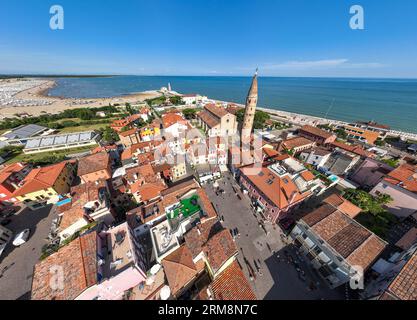 Luftaufnahme eines Caorle, der Strandstadt des Resorts in der Nähe von Venedig. Rote Dächer, helle Gebäude an einem Tag Stockfoto